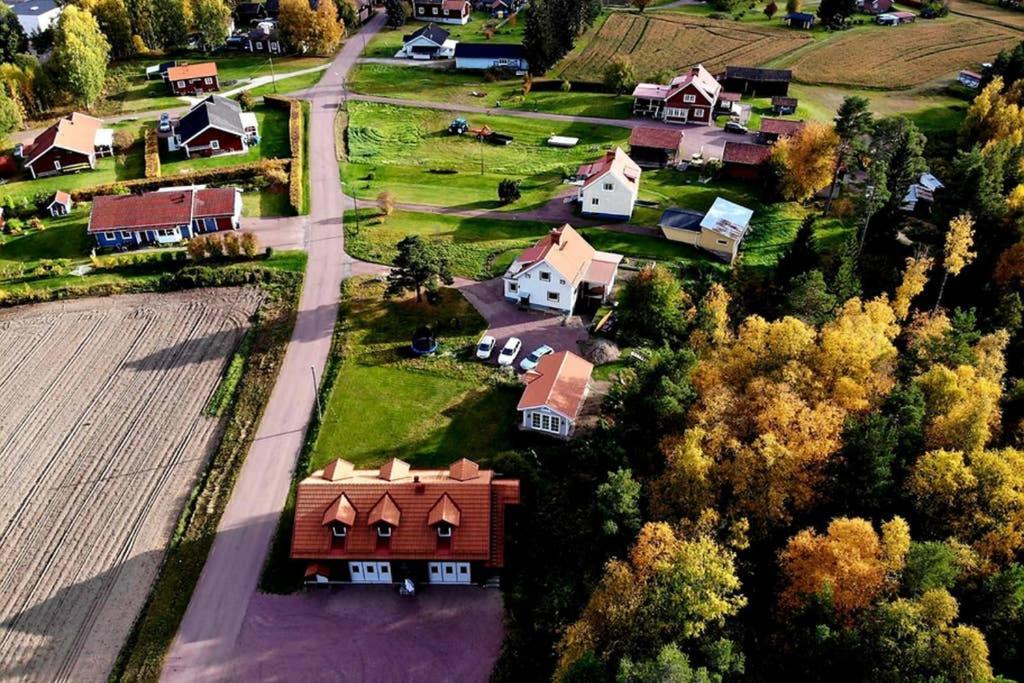 Nybyggd Stuga Intill Skogsbrynet - New Built Cottage Next To The Cowberry Forest مورا المظهر الخارجي الصورة