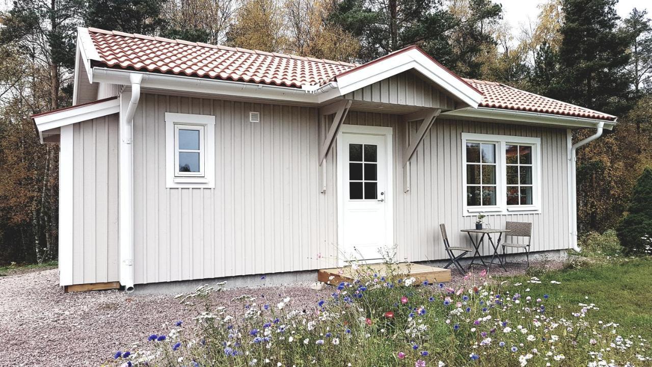 Nybyggd Stuga Intill Skogsbrynet - New Built Cottage Next To The Cowberry Forest مورا المظهر الخارجي الصورة